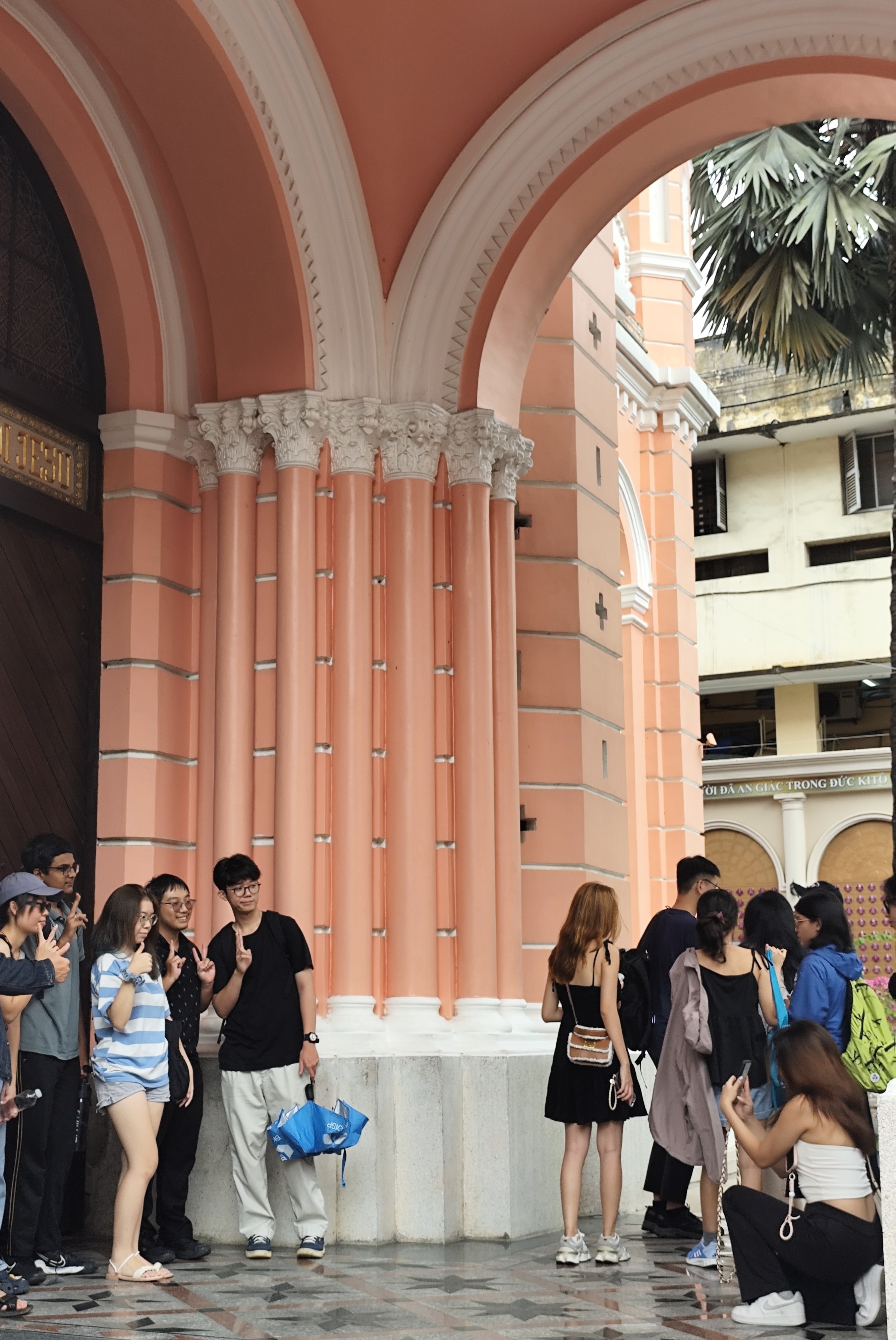 Tham quan “nhà thờ hồng”